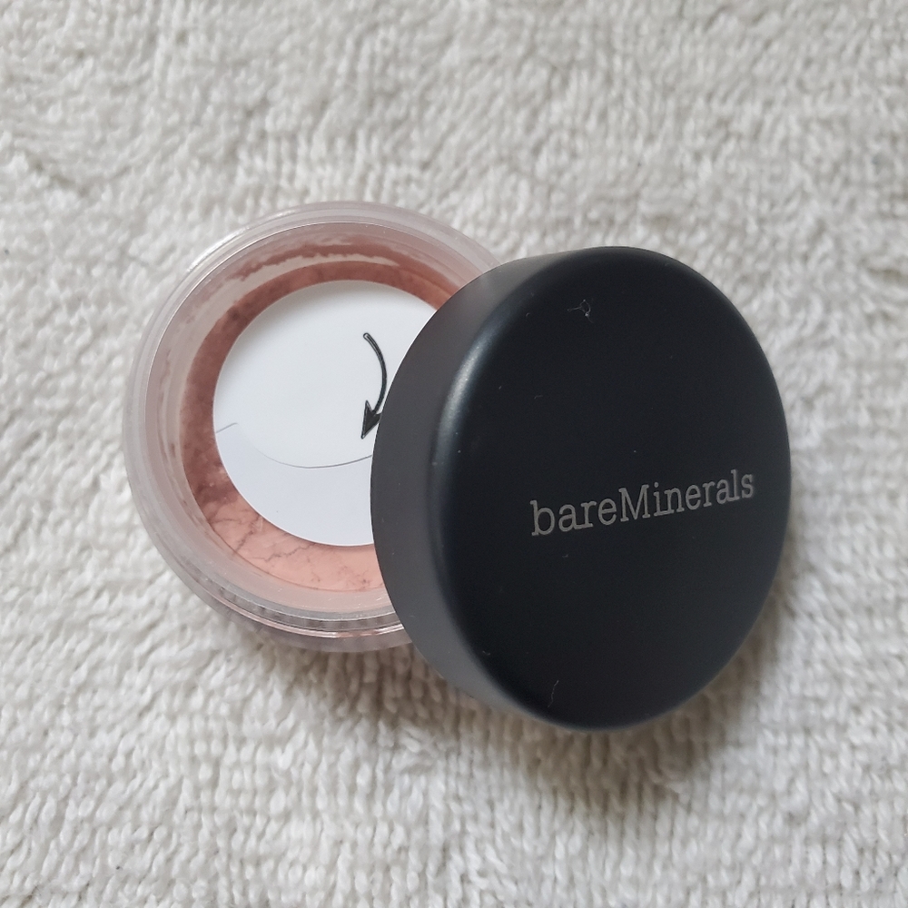 Loose eyeshadow